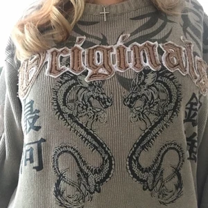 Cool grön tröja - Cool grön tröja med olika tryck! Buda i kommentarerna! Högsta budet 160kr!