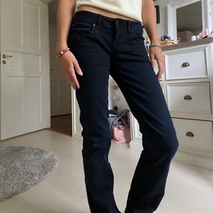 Lågmidjade jeans - Sjukt snygga lågmidjade jeans från zalando!🤩 storleken sitter som en 34. helt nya och prislapp sitter till och med kvar, jag kan skicka fler bilder osv det är bara att fråga! (Köptes för 620kr)