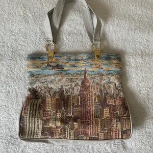 Handväska med brodyr - Superfin handväska med broderad ”bild” på fram o baksida. Bra kvalite! 