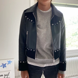 Skinnjacka från Maje - Jag säljer min snygga skinn jacka från Maje. Sparsamt använd. Mycket bra kvalitet. Buda gärna💕 köpare står för frakt