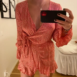 Blommig jumpsuit  - Jumpsuit från hm i mönster som Maja Nilsson lindelöfs klänning på sista bilden💖
