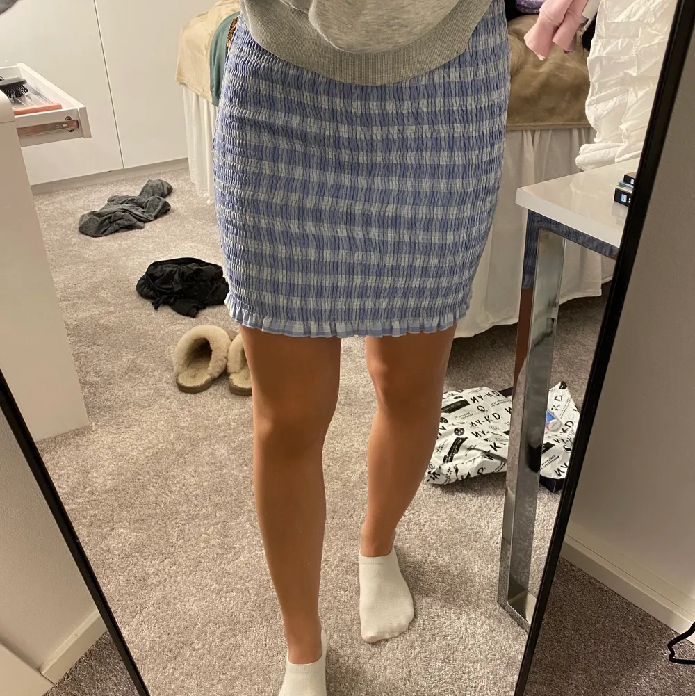 Tight kjol från NA-KD. Endast använd en gång så i nyskick! Storlek 34 men passar både midre och större då den är extremt stretchig. Kjolar.