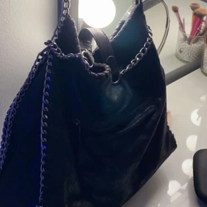 stella mccartney liknande väska - Liknande väska, väldigt trendig just nu, lägger ut då jag inte använder den så mycket. Kan sänka pris vid snabb affär, frakt ingår inte, använd förr men bra skick fortfarande