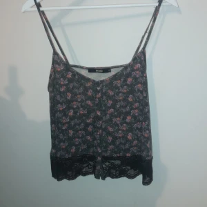 Sommarlinne - Fint linne i okej skick. Blommig med spetskant. 