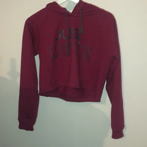 Oanvänd hoodie - Träningshoodie, oanvänd. Vinröd.