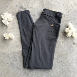 FREDDY WR.UP® Low Waist mörk grå - FREDDY WR.UP® Low Waist mörk grå.   Färg: Mörk grå ( upplever dem lite ljusare en på bilden, men väldigt svårt att få rätt färg) Midja: Låg  Längd: Ankel-l Märke: FREDDY. WR.UP®  Storlek: S  SHAPE EFFEKT som ger en skit snygg rumpa! Silikon rem vid midjan, superskönt.   Pris: 200 kr + frakt 51 ( spårbart)  Skick : Bra begagnat skick.   Meddela om fler bilder önskas.      🌸har flera annonser uppe på kläder/saker så samfraktar.  🌸Övrigt från rökfritt djurfritt hem. 