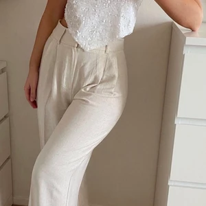 Linnebyxor  - Snygga linnebyxor! Storlek 34! För oss långa mellan 165-170cm!!🤍vi kör budgivning på dessa! Antingen budar du eller funkar de att köpa direkt för 500kr!!