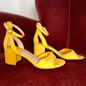 Jättesöta, endast testade, gula sandaletter från H&M. Ca 6cm i klackhöjd. Storlek 38. Mockaliknande material.❗️Köparen står för frakten❗️Skriv om du har några frågor🌸