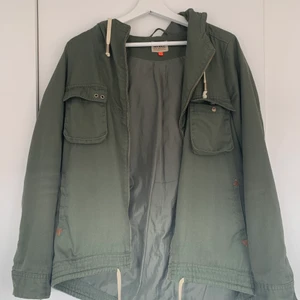 Grön jacka - Grön jacka i storlek M från ONLY. Grön fin färg och lös passform. Perfekt nu när hösten kommer.