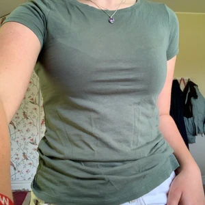 Kakigrön t-shirt - T-shirt från kappahl, enfärgad och lite tight i passformen. Ser nästan randig ut på bilden men det är bara kameran som reagerar konstigt på tyget🥰