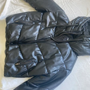 Vinter jacka, från zara - Säljer min jätte fina vinterjacka ifrån zara,jackan är tjock och håller värme för både vintern och hösten.Jackan är i storlek zs men är stor i storleken så passar även S och kanske M. Kommer dock inte till andvänding just nu,Jackan är inte sönder eller några fläckar på impresp som ny.