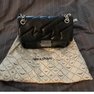 Zadig väska  - Säljer denna superfina zadig väska. Köpt hår på Plick. Den är lite sliten där man öppnar men annars i fint skick. 