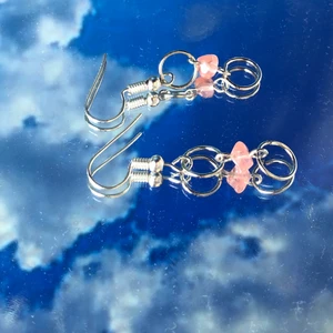 Kristallörhängen  - Finns andra kristaller. Går att få i guld, men då är ringen lite mindre, silvriga går också att få med mindre ring