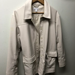 Beige läderimitation jacka  - Nästan oanvänd jacka från topshop i läderimitation🎀 frakt tillkommer 