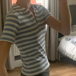 Superfin & trendig top - Världens sötaste och finaste t-shirt i storlek 34! Köpt vintage men i superbra skick! Endast använd 1 gång 💙 