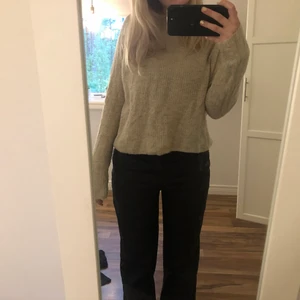 Beige stickad tröja  - Snygg beige tröja (färgen syns bäst på bild 3). Från Veromoda. Väldigt fint skick. 130 kr + frakt (66kr).😍😍