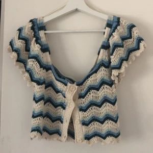 Oanvänd topp från zara  - Supersöt virkad topp från Zara med prislappen kvar. Säljer eftersom den inte är min stil längre. Storlek M 