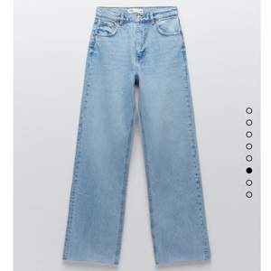 High waist jeans med en lösare passform. Köpte dem förra sommaren och är använda en gång. Köpta för 399kr🦋