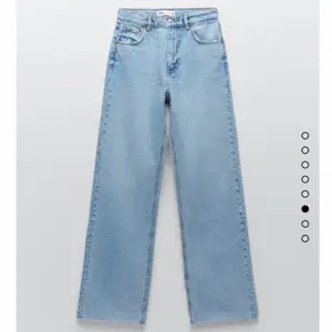 High waist jeans med en lösare passform. Köpte dem förra sommaren och är använda en gång. Köpta för 399kr🦋
