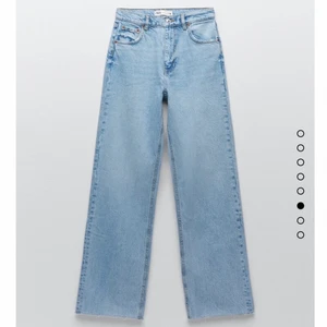 Jeans👖 - High waist jeans med en lösare passform. Köpte dem förra sommaren och är använda en gång. Köpta för 399kr🦋