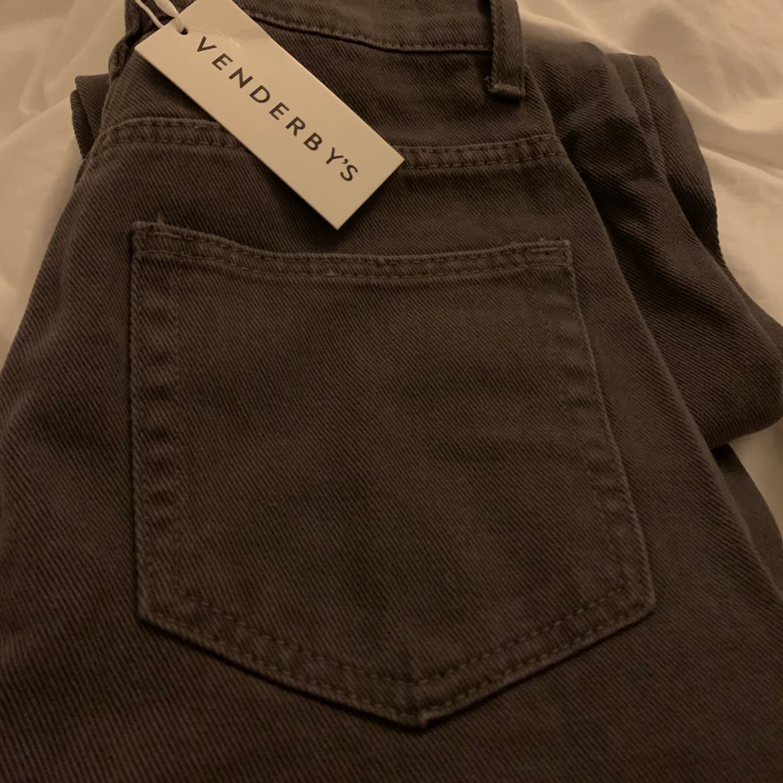 Venderby’s gråbruna jeans  - 90