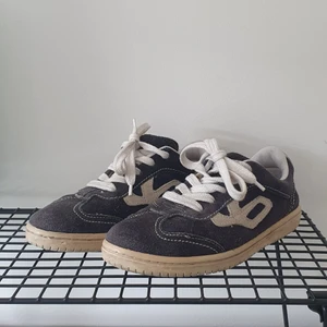 Vagabond skor  - Ett par mörkblåa retro Vagabond skor, relativt slitna men med charm. Skon är storleken 40 men är väldigt små med tanke på storleken. Frakten ingår i priset. 