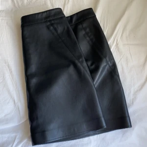 Skinn kjol - En ur snygg skinnkjol. Sparsamt använd med en dragkedja bak. 