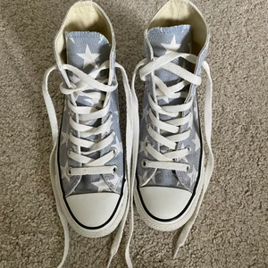 Converse  - Säljer dessa as balla och unika Converse, som används max tre gånger!🤩 Storlek 36 men passar mig som vanligtvis har 37! Jag har ingen låda eller likande att skicka med. Tveka inte om att höra av dig om du har några frågor eller är intresserad!😍
