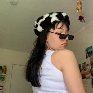 ko-mönstrad rysk mössa/ basker - skitsnygg fluffig komössa. den sitter typ som en sån cool rysk mössa. one of a kind liksom. 