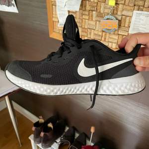 Svart Nike sko med vit swosh och vit sula, säljer då dem är för små i storlek EUR 38. Dem är väldigt fint skick och inte alls mycket slitna! Köpta för 629kr säljer för 200kr