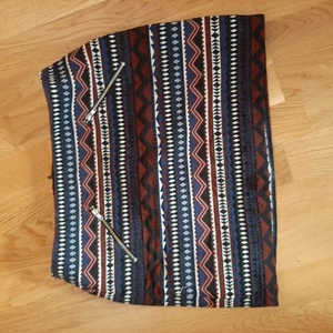 Kjol diverse str S - Kort kjol som passar till hösten. Säljer pga att den är för liten.  