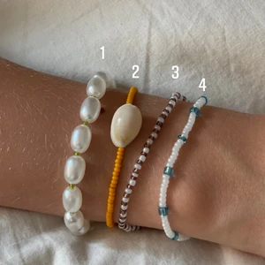 Armband  - Armband för 10:- styck! Superfina att ha tillsammans, går att ändra färg och mönster på alla armband! De går även att lägga till en berlock för 5:-, köparen står för frakten 🌸 kontakta mig vid frågor. Instagram @alvassmycken_