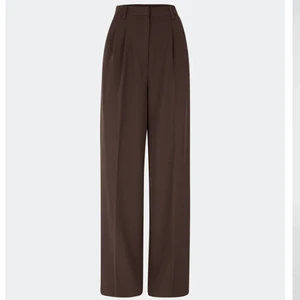 Bruna kostymbyxor - Säljer ett par bruna kostymbyxor från bikbok. Endast använda 1 gång. Original pris - 500kr, priset kan diskuteras vid snabb affär. Köparen står för frakten❤️