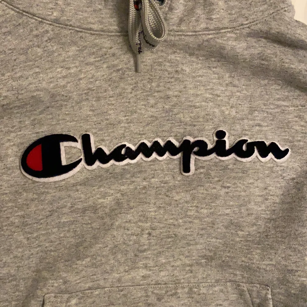 Skön o snygg hoodie från champion. Använd fåtal gånger❤️❤️ . Tröjor & Koftor.