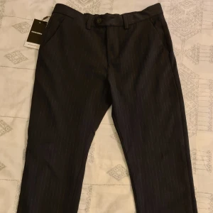 JacknJones chinos  - JacknJones chinos. Size 28/30. Oanvänd med alla stickers kvar.
