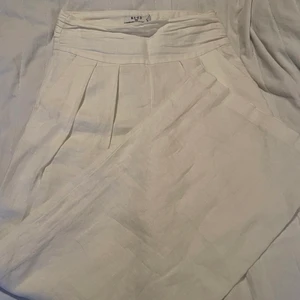 Linnebyxor  - Säljer dessa linnebyxor då de är för långa för mig. Sitter as snyggt med hög midja men passar bättre på någon som är längre än mig. Jag är 166cm.