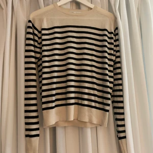 randig tröja - Finstickad tröja från zara i storlek S. Använd fåtal gången men lite nopprig nertill. Köpare står för frakt. 