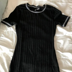 Klänning - Säljer denna fina tighta klänning från hm. Den är i ribbat matrieal som passar kroppen jättefint. Den är i storlek 32 & den är true to size. Säljer då jag aldrig använder den. Den är till övre delen av låret på mig om man drar upp den lite så man får lite veck, jag var på bilden ungefär 152. Nu är den dock lite tight på mig. Jag tar endast swish & köparen står för valfri frakt, frakten ingår inte i priset🌸