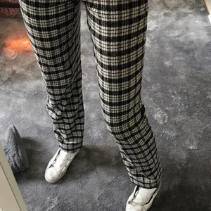 Byxor - (Lånade bilder) säljer dessa rutiga fina kostymbyxor köpta på plick. Storlek XS men stora i storleken. Skulle säga att de passar en M ungefär. Köpare står för frakt. 