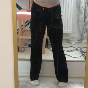 Strl small - Svarta byxor från ginatricot i svart, köptes för ungefär 300 men säljs för 150, använda 2-3 gånger men kommer inte till användning💞