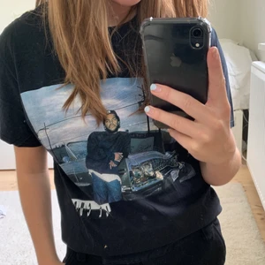 Svart oversized T-shirt med tryck stl S - As cool svart t-shirt med rapparen Ice Cube print på. Oversized i modellen så kan passa allt från XS-M. Jag har vanligtvis S för referens :) 75 kr exkl frakt. Kan mötas upp i Stockholm :)