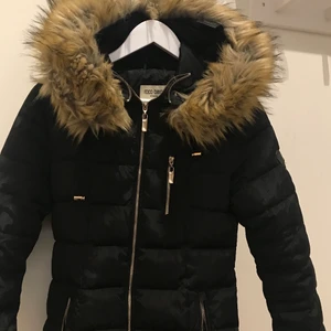 Vinterjacka  - Tjock o varm vinterjacka med päls, säljer då jag ska köpa en ny vinterjacka o har inte användning för denna längre, köpte för ungefär 1300 kr, storlek 34 men den är lite större i storleken, priset kan diskuteras💕