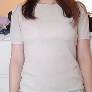 Grå t-shirt  - Har tyvärr vuxit ur denna och har inte använts mycket innan men är en skön och simpel tröja. Passar nog till det mesta 