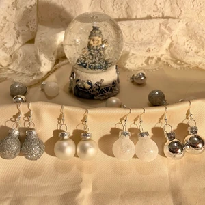 Julörhängen! - Vackra örhängen med julkulor!🎄❤️ Dem är såklart nickelfria. Demhära passar så bra till julen! 
