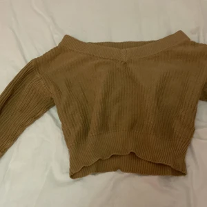 mysig tröja  - en stickad mysig tröja från gina. den är V-ringad där framme, säljer för att jag aldrig använder den 