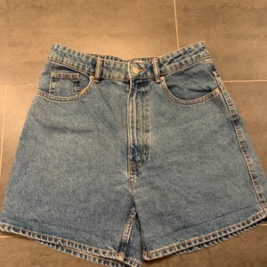 Zara shorts - Högmidjade lite längre shorts från zara. Sitter jättefint på men är för stora i midjan på mig.