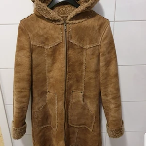 Vinterkappa i mockaimitation - Mysig skön jacka som.känns  och ser ut som mocka och skönt fodrad som synes. Köpt nyligen på nätet men blev tyvärr för stort för mig så säljer den vidare. 