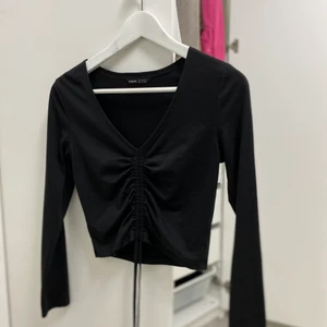 Svart top - Säljer denna snygga top från shein i storlek S, men passar även XS-M då man kan Justera toppen med snöret. Frakt beror på vilket paket plagget får plats i ❤️
