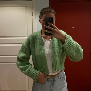 Finstickad kofta i en magisk grön färg💚 - En tickad kofta i en magisk grön färg ifrån Zara endast använd en gång! Fler bilder finns om så önskas💚     Storlek M