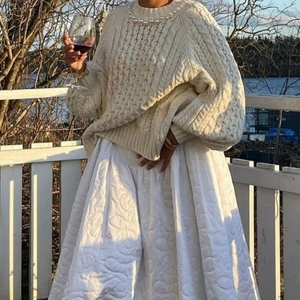 Simone Rocha x HM ❤️ kabelstickad tröja - Krämvit kabelstickad tröja🌷 ifrån Simone Rocha x HM        Storlek: S 🌷 endast använd vid två tillfällen så tröjan är i nyskick! Fler bilder finns om så önskas! Bild 1 och 2 lånad och bild 3 är egen!